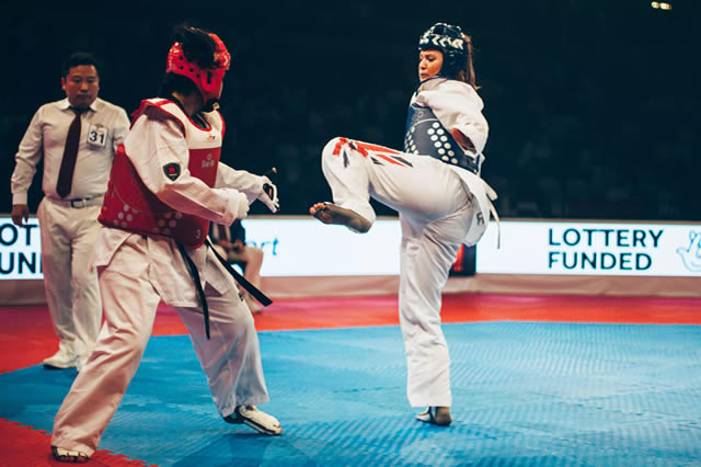 片足を上げる行為（カット）